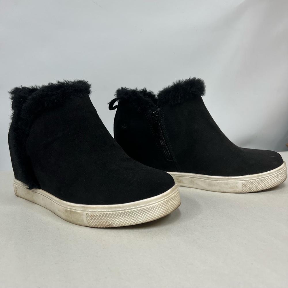 Torrid Faux Suede Fur Trim Sneaker Wedge Black
Ankle Booties 8WW